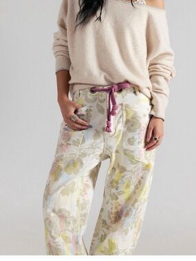 Free People We The Free Moxie Printed Flocked Barrel Jeans
Ivory Floral 30 NWT